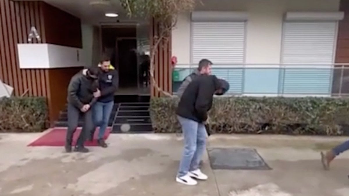 İzmir’de yasa dışı bahiste kullanılan finans evlerine operasyonda 49 kişi tutuklandı