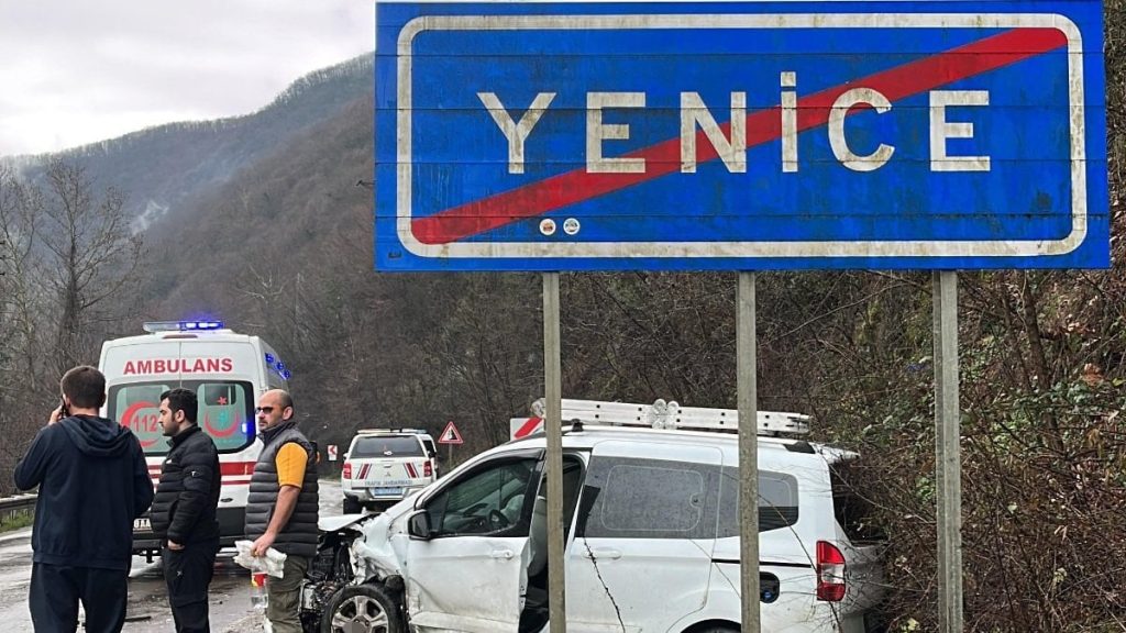 Karabük’te iki otomobilin kafa kafaya çarpıştığı kazada 5 kişi yaralandı