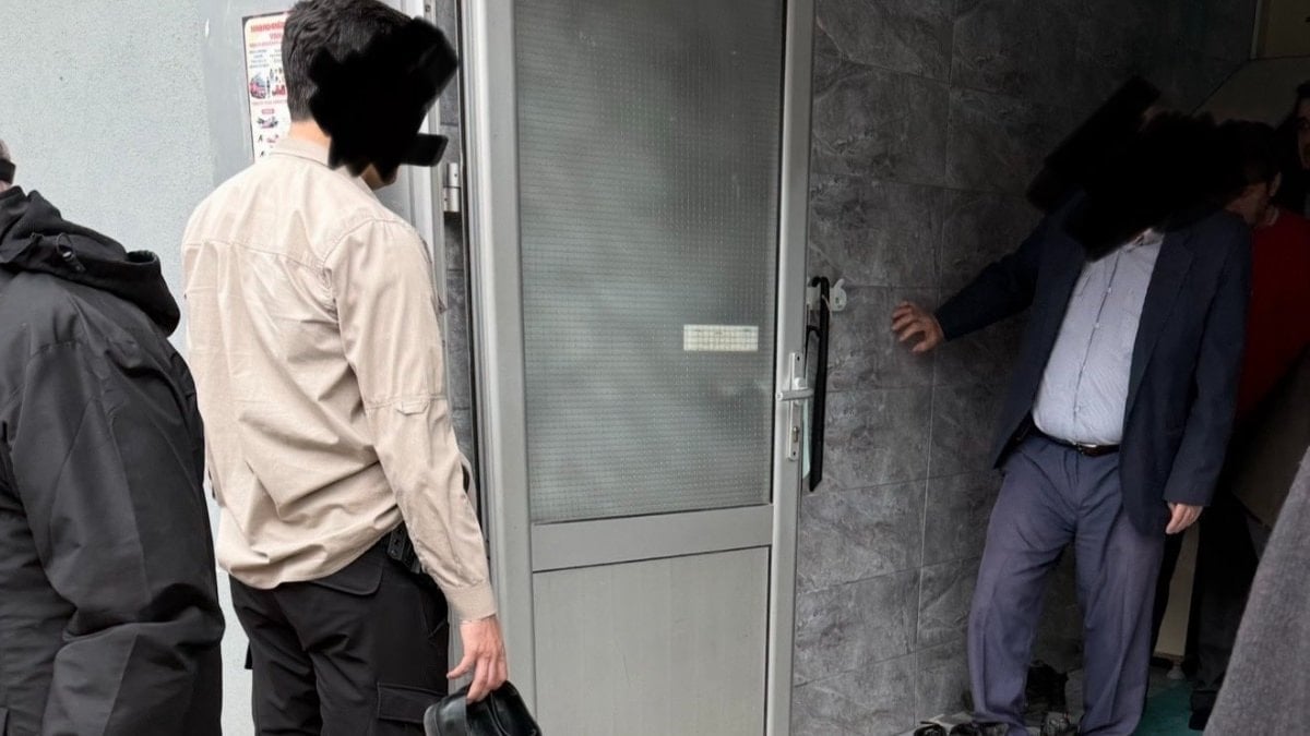 Karabük’te polis elinde ayakkabıyla kaymakamı bekledi, tepkiler sonrası açıklama geldi