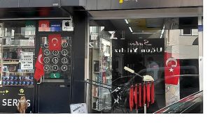 Karaman Belediyesi’nden Esnaflara Bayrak Hediyesi