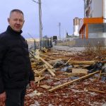 Karaman’a uçan çatının altında kalmaktan saniyelerle kurtuldu