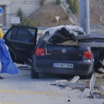 Karaman’da bariyerlere saplanan otomobilde anne ve baba can verdi