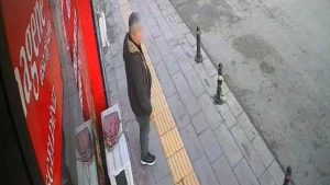 Karaman’da imamın ‘sahibi gelir alır’ diye bıraktığı çantayı kaşla göz arasında çaldı