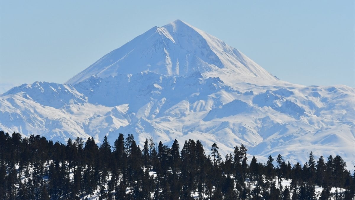 Kars’ta 1 metreyi aşan kar doğada güzel görüntüler oluşturdu