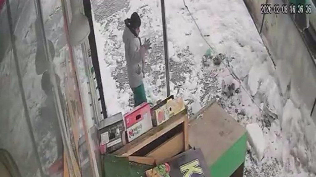 Kars’ta çatıdan düşen kar kütlesinden saniyelerle kurtuldu
