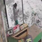 Kars’ta çatıdan düşen kar kütlesinden saniyelerle kurtuldu