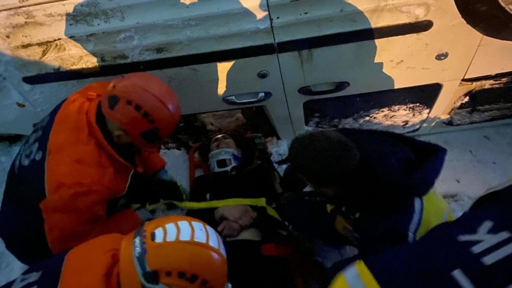 Kars’ta kaza yapan araçta can pazarı