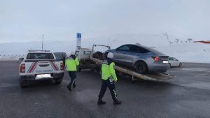 Kayseri’de kayak merkezinin otoparkında aracı ile drift atan sürücüye ceza kesildi