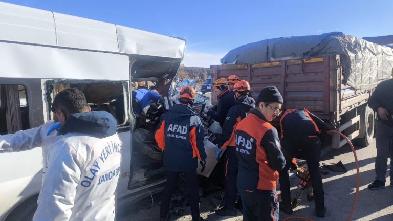 Kayseri’de öğrenci servisi tıra çarptı: 1 ölü 7 yaralı