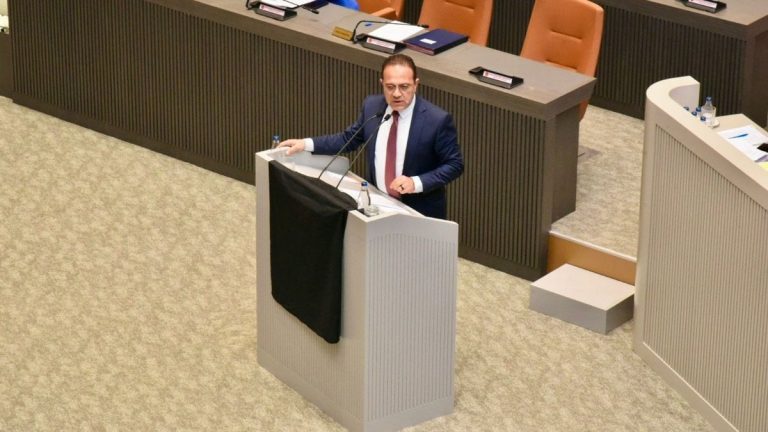 KKTC Meclisi’nde siyah örtü krizi