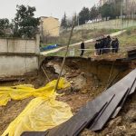 Kocaeli’de inşaat kazısında yol çöktü