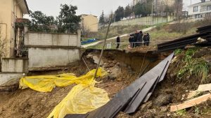 Kocaeli’de inşaat kazısında yol çöktü
