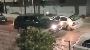 Kocaeli’de önce otomobilin camlarını kırdı sonra ışıklı çiçek buketi fırlattı