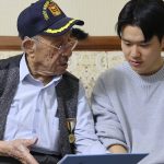 Konyaspor’un Güney Koreli oyuncusu Jinho Jo, 96 yaşındaki Kore gazisi ile buluştu