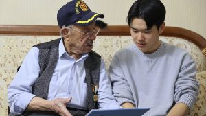 Konyaspor’un Güney Koreli oyuncusu Jinho Jo, 96 yaşındaki Kore gazisi ile buluştu