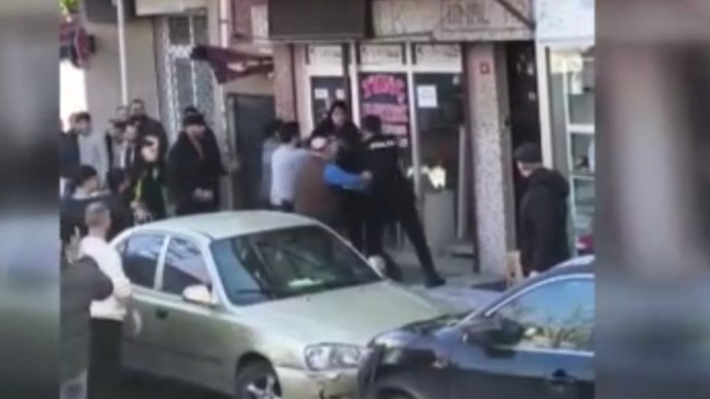 Küçükçekmece’de satırlı saldırı: 4’ü polis 6 kişi yaralandı