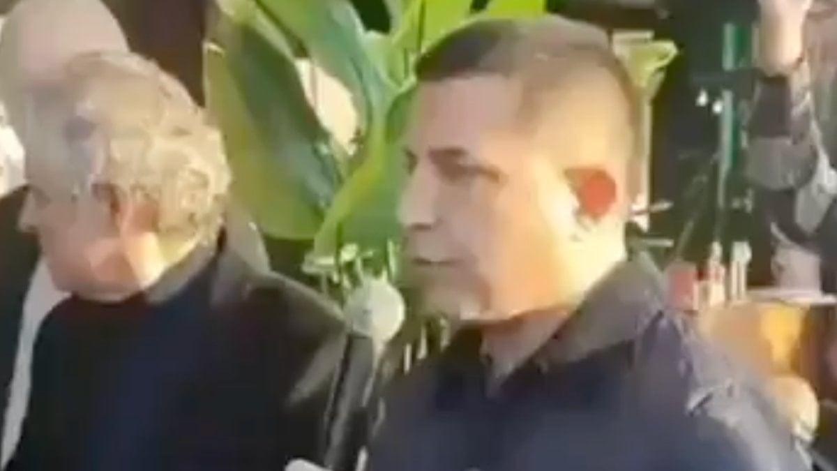 Kuşadası Belediye Başkanı Ömer Günel, alkollü mekanın açılışına katıldı