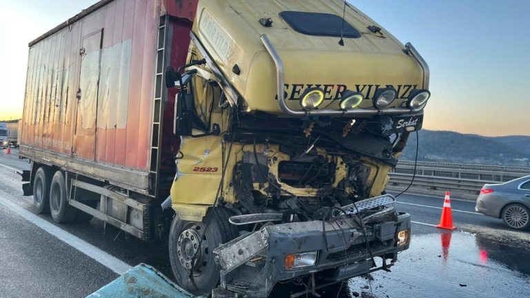 Kuzey Marmara Otoyolu’nda kamyon tıra çarptı, yol kapandı