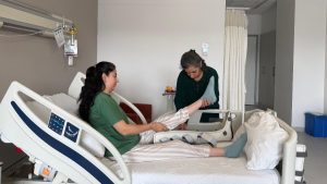 Malatya’da depremde omuriliği ezilen Cansu, yeniden ayağa kalktı