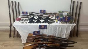 Manisa’da çok sayıda silah ve tarihi eser ele geçirildi