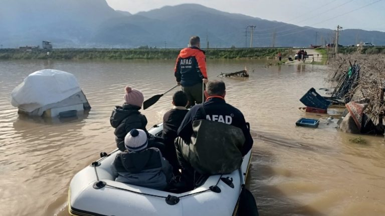 Manisa’da su baskını nedeniyle mahsur kalan 4’ü çocuk 5 kişi kurtarıldı