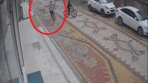 Mardin’de başıboş köpekler çocuğu kovaladı