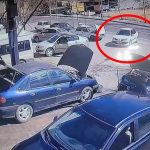 Mardin’de el freni çekilmeyen otomobil kaldırıma çıktı