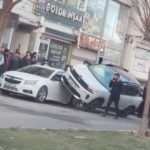 Mardin’de kadın öğretmene çarpan otomobil park halindeki araçlara çarparak durabildi