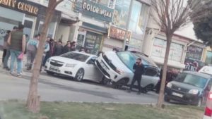 Mardin’de kadın öğretmene çarpan otomobil park halindeki araçlara çarparak durabildi