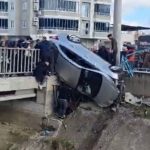 Mersin’de kazada takla atan araç köprüde asılı kaldı