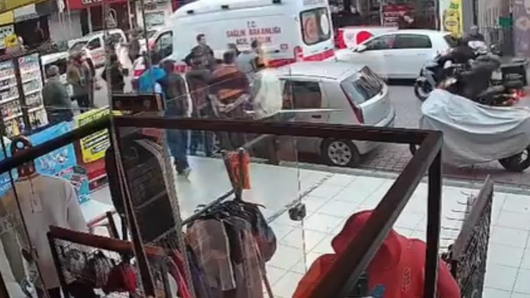 Mersin’de sokak ortasında çıkan bıçaklı kavga kameraya yansıdı