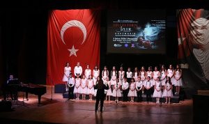 Minik kalpler müziğin birleştirici gücüyle depremde hayatını kaybedenleri andı