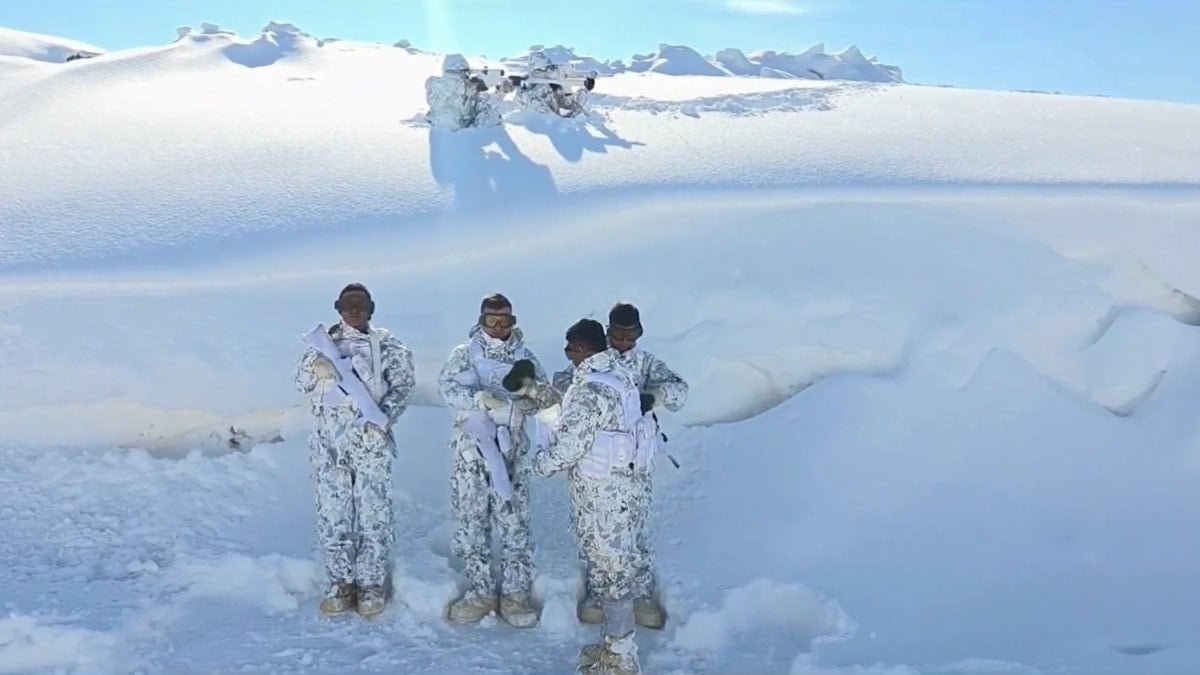 MSB duyurdu: Hayırseverlerin ördüğü 200 bere, Mehmetçik’e ulaştı