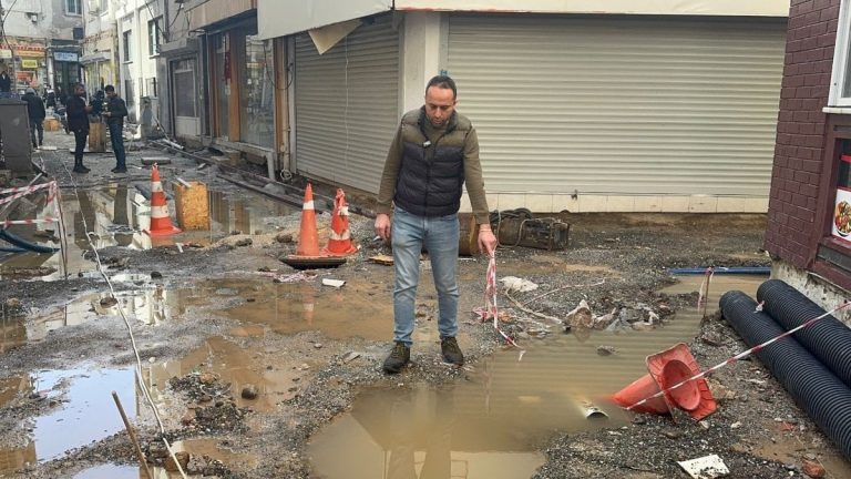 Muğla’da belediyenin çalışmaları nedeniyle iş yerini su basan esnaf isyan etti