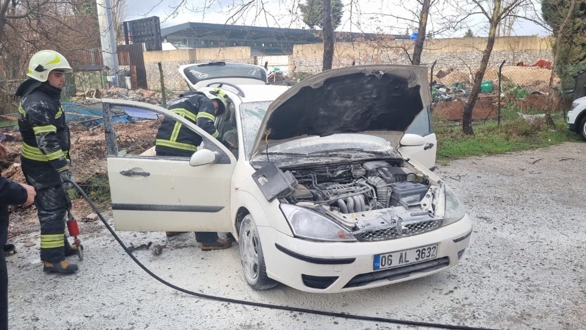 Muğla’da park halindeki otomobil alev aldı