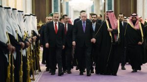 Muhammed bin Selman, Cumhurbaşkanı Erdoğan’ı uğurlarken elini bırakmadı