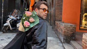 Murat Dalkılıç’ın sahne kazası! Pantolonunun arkasındaki ıslaklık dikkat çekti