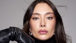 Neslihan Atagül’ün ayna pozu! Takipçileri beğendi