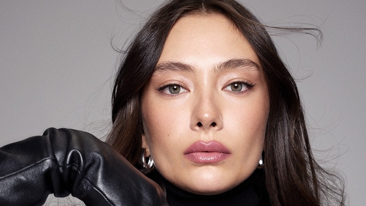 Neslihan Atagül’ün ayna pozu! Takipçileri beğendi