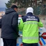 Nevşehir’de otomobilin kaputunda yolcu taşıyan sürücüye 12 bin TL ceza kesildi
