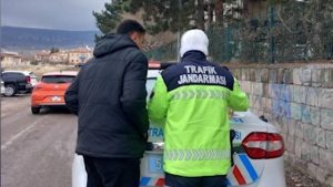 Nevşehir’de otomobilin kaputunda yolcu taşıyan sürücüye 12 bin TL ceza kesildi