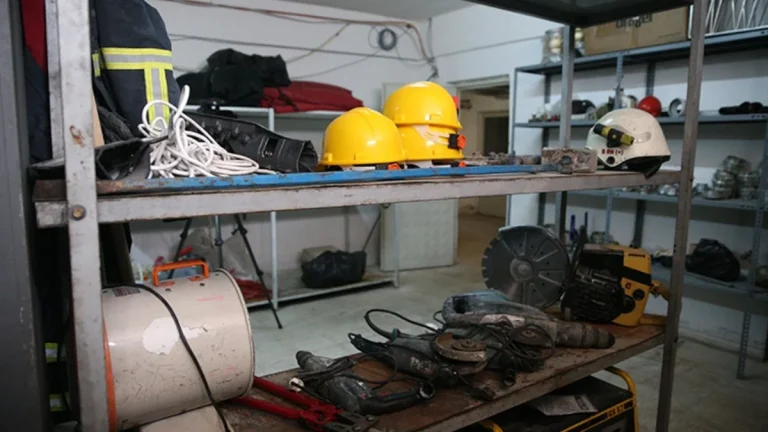 Niğdeli itfaiyeciler, deprem ekipmanlarını hatıra olarak saklıyor