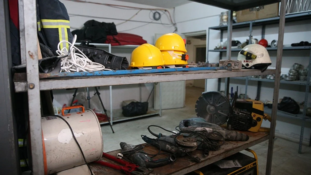 Niğdeli itfaiyeciler, deprem ekipmanlarını hatıra olarak saklıyor