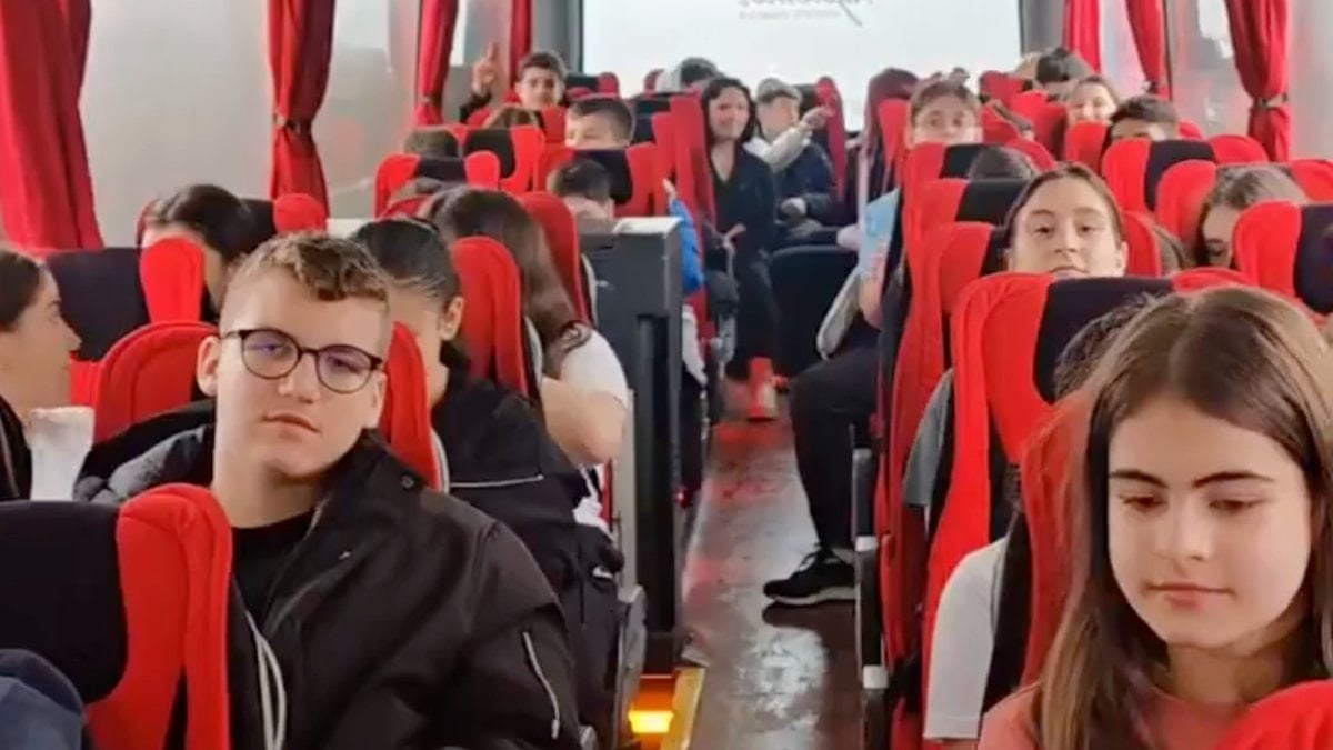 Okullarda ‘Ramazan etkinlikleri’ tartışması alevlendi: Öğrenciler ilahilerle cami yolunda