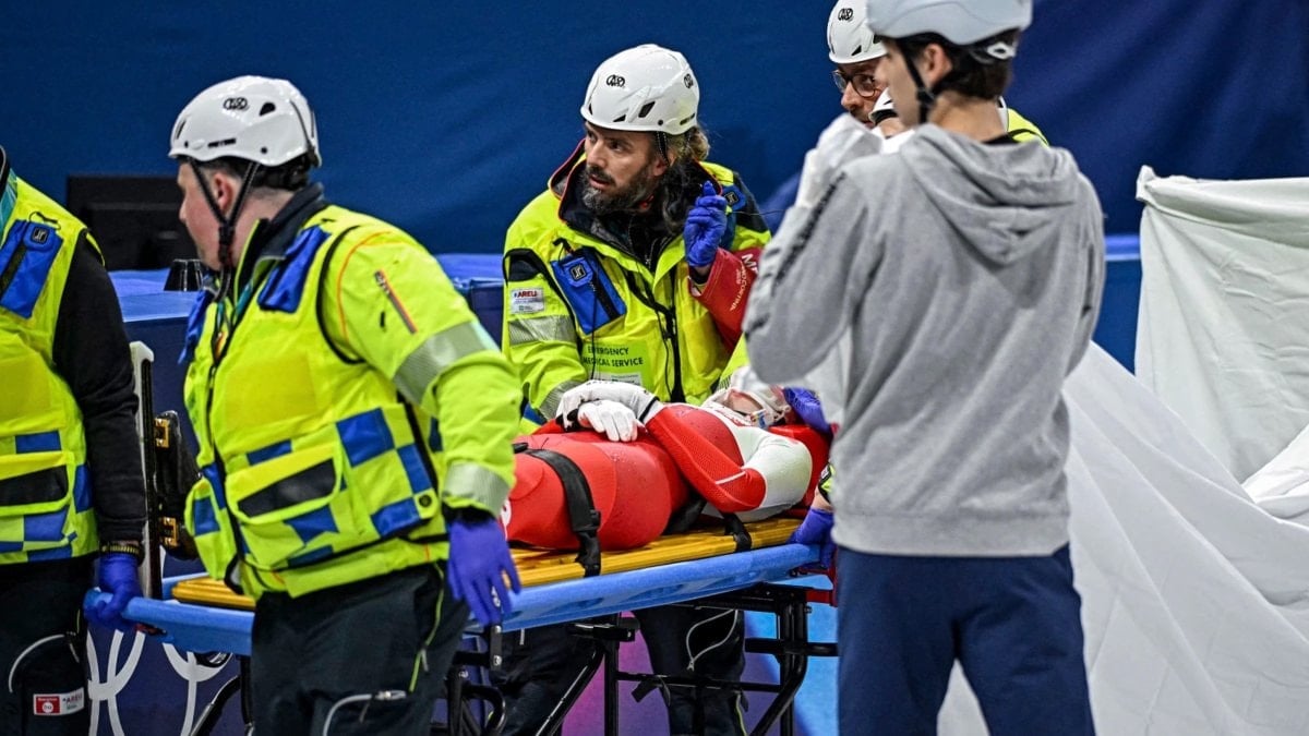 Olimpiyat oyunlarında korkunç kaza: Paten bıçağı genç sporcunun yüzünü kesti!