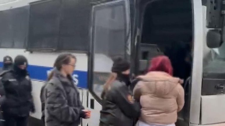 OnlyFans’ta müstehcen içerik paylaşan şüpheliler adliyede