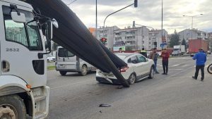 Ordu’da ani fren etkisiyle kayan demir çubuklar otomobile ok gibi saplandı
