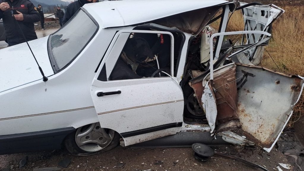 Ordu’da iki otomobil çarpıştığı kazada 2 kişi yaralandı