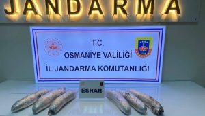 Osmaniye’de polis tarafından çevirilen aracın yedek lastiğinden 2 kilo esrar çıktı