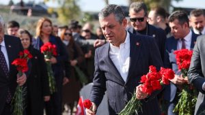 Özgür Özel’den 30 araçlık konvoyla Deprem Şehitliği’ne ziyaret